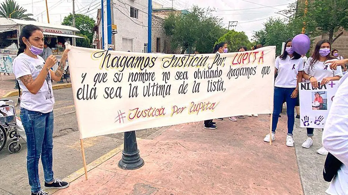 manifestantes piden destitucion de maestro